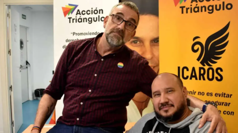 Víctor Javier Cavia (izq.), junto a Lucio, otro de los tramitadores de las solicitudes en el proceso de regularización extraordinaria de migrantes Víctor Javier Cavia (izq.), junto a Lucio, otro de los tramitadores de las solicitudes en el proceso de regularización extraordinaria de migrantes