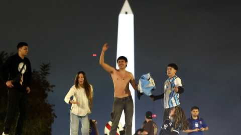 7b338ac1cb47f045dabad58b1ad1479a0de1ef92w Aficionados celebran el triunfo de Argentina frente a Inglaterra en la semifinal del Mundial de la FIFA 2026 este miércoles, en Buenos Aires (Argentina). EFE/ Juan Ignacio Roncoroni