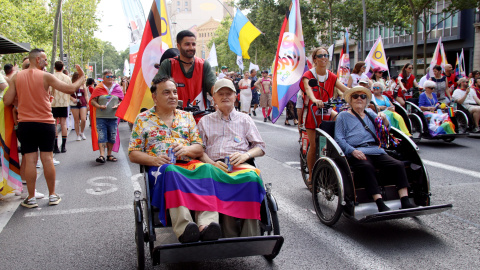 Una parella de persones grans participen a la marxa del Pride 2026 a Barcelona