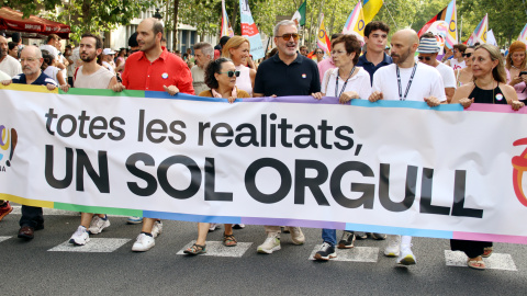 Representants polítics sostenen la pancarta 'Totes les realitats, un sol orgull' durant la marxa del Pride 2026 a Barcelona