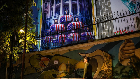 Un hombre a unos metros de un mural de protesta iraní que muestra al presidente estadounidense, Donald Trump, en un ataúd, en el centro de Teherán (Irán). Un hombre a unos metros de un mural de protesta iraní que muestra al presidente estadounidense, Donald Trump, en un ataúd, en el centro de Teherán (Irán).