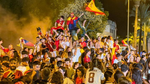 Vecinos de la localidad sevillana de los Palacios, de donde son los jugadores Fabián y Gavi, celebran en el municipio. Vecinos de la localidad sevillana de los Palacios, de donde son los jugadores Fabián y Gavi, celebran en el municipio.