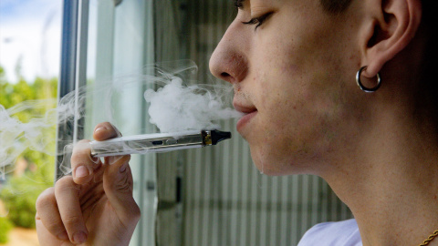 EuropaPress_6949146_joven_vapeando_12_septiembre_2025_madrid_espana_anteproyecto_ley_tabaco Un joven vapeando, a 12 de septiembre de 2025, en Madrid (España).