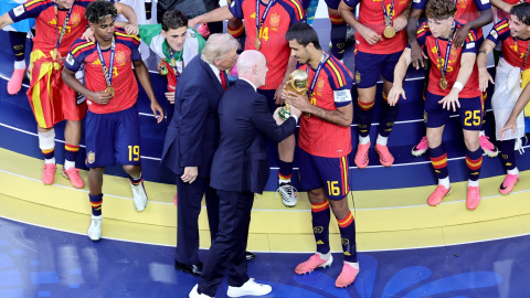 Donald Trump entregando la Copa del Mundo. Donald Trump entregando la Copa del Mundo.