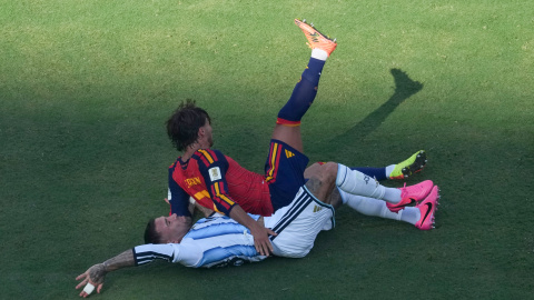 Ferrán Torres disputa el balón con con Nicolás Otamendi de Argentina en la final del Mundial. GR7102. NUEVA JERSEY (ESTADOS UNIDOS), 19/07/2026.- Ferran Torres (arriba) de España disputa el balón con Nicolás Otamendi de Argentina este domingo, en el partido de la final del Mundial de la FIFA 2026 entre España y Argentina en el estadio MetLife en Nueva Jersey (Estados Unidos). EFE/ Omar Alonso