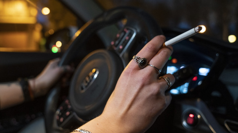 fumar-coche (Foto de ARCHIVO)Una persona fuma en un coche, a 9 de diciembre de 2021, en Madrid (España). El Ministerio de Sanidad ha redactado un borrador en el que propone incrementar los impuestos de los cigarrillos y sus derivados, aumentar los lugares libres de humo para que no se pueda fumar en los coches o fijar un empaquetado genérico en las cajetillas. Las nuevas medidas se reflejan en el 'Plan de Integral de Prevención y Control del Tabaquismo 2021-2025'.A. Pérez Meca / Europa Press09 DICIEMBRE 2021;COCHE;SANIDAD;PROHIBICIÓN;FUMAR09/12/2021
