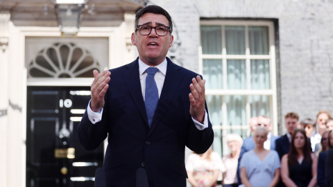 El nuevo primer ministro británico, Andy Burnham, pronuncia un discurso frente al número 10 de Downing Street. El nuevo primer ministro británico, Andy Burnham, pronuncia un discurso frente al número 10 de Downing Street.