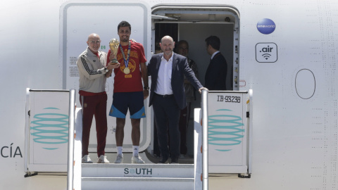 Momento en el que el capitán de la Selección, Rodri Hernández, sale del avión con la copa de campeones tras ganar el Mundial. Momento en el que el capitán de la Selección, Rodri Hernández, sale del avión con la copa de campeones tras ganar el Mundial.