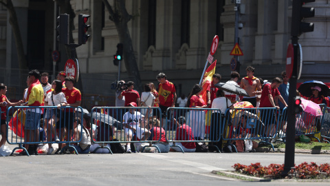 Varias personas esperan a la llegada de los jugadores. Varias personas esperan a la llegada de los jugadores.