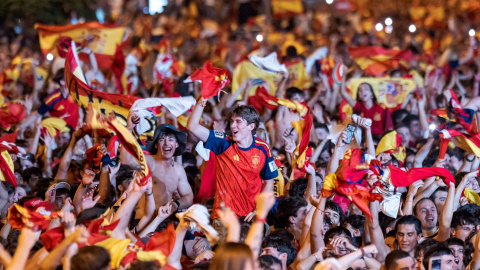 Aficionados españoles celebran la victoria de la selección española en la final del Mundial de fútbol 2026 Aficionados españoles celebran la victoria de la selección española en la final del Mundial de fútbol 2026