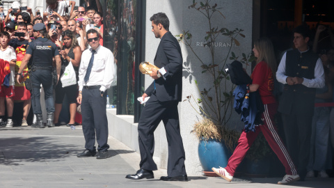 Rodri sale del hotel con la Copa del Mundial para asistir a la Audiencia que ofrece la Familia Real en el Palacio de la Zarzuela. Rodri sale del hotel con la Copa del Mundial para asistir a la Audiencia que ofrece la Familia Real en el Palacio de la Zarzuela.