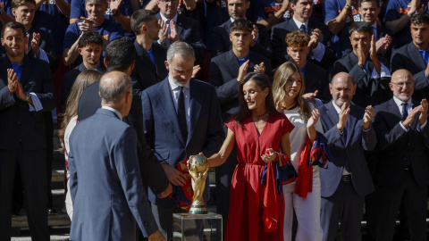 La Familia Real recibe en el Palacio de la Zarzuela a la selección española de fútbol. La Familia Real recibe en el Palacio de la Zarzuela a la selección española de fútbol.
