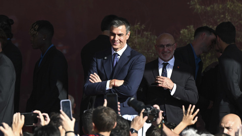 El presidente del Gobierno, Pedro Sánchez (c), junto al seleccionador español, Luis de la Fuente. El presidente del Gobierno, Pedro Sánchez (c), junto al seleccionador español, Luis de la Fuente.