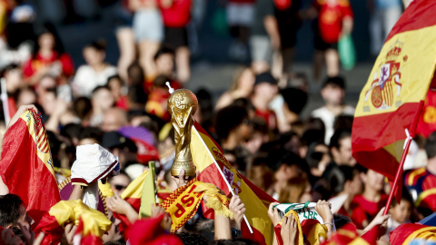 Cientos de aficionados españoles abarrotan la plaza de Cibeles mientras aguardan la llegada de la selección española tras proclamarse ayer campeones del mundo al derrotar en la final a Argentina. Cientos de aficionados españoles abarrotan la plaza de Cibeles mientras aguardan la llegada de la selección española tras proclamarse ayer campeones del mundo al derrotar en la final a Argentina.