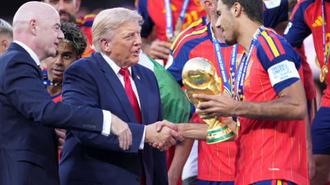 Trump saluda al capitán de la selección española, Rodri, tras el partido del domingo. Trump saluda al capitán de la selección española, Rodri, tras el partido del domingo.