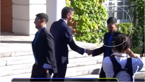 Álex Baena El controvertido saludo que le dedica Álex Baena a Pedro Sánchez.