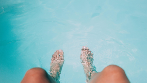 Mujer con los pies en el agua