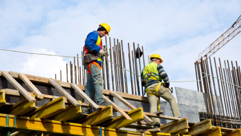 Personas trabajando en el sector de la construcción. Personas trabajando en el sector de la construcción.