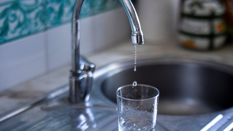 ahorro-agua-sequia-verano Un grifo de agua de uso doméstico goteando.María José López / Europa Press25/8/2022