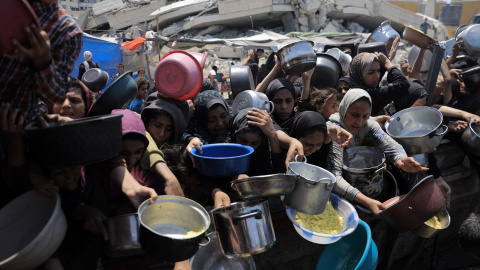 Palestinos esperan para recibir comida de un comedor social, el pasado 14 de agosto de 2025, en medio de una crisis alimentaria provocada por los bombardeos y el bloqueo israelíes sobre Gaza.