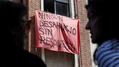 Pancarta de una movilización para intentar impedir un desahucio, en una imagen de archivo.