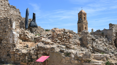 Casas bombardeadas durante la guerra civil española del pueblo viejo de Corbera d'Ebre con la iglesia de fondo Casas bombardeadas durante la guerra civil española del pueblo viejo de Corbera d'Ebre con la iglesia de fondo