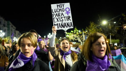 Una mujer sostiene una pancarta durante una manifestación contra las violencias machistas, a 25 de noviembre de 2022. Una mujer sostiene una pancarta durante una manifestación contra las violencias machistas, a 25 de noviembre de 2022.
