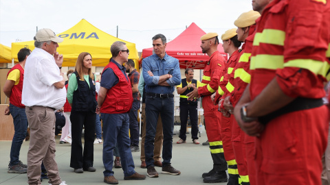 El presidente del Gobierno, Pedro Sánchez, y el presidente de Castilla-La Mancha, Emiliano García-Page, saludan a los brigadistas que trabajan en el incendio en Tamajón, Guadalajara, este 22 de julio. El presidente del Gobierno, Pedro Sánchez, y el presidente de Castilla-La Mancha, Emiliano García-Page, saludan a los brigadistas que trabajan en el incendio en Tamajón, Guadalajara, este 22 de julio.