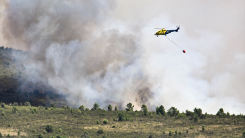 Medios aéreos trabajan en la extinción del incendio en La Mierla, Guadalajara.
