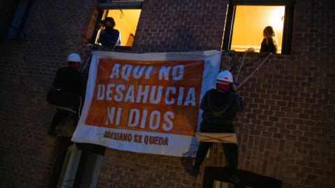 Varias personas se cuelgan para luchar contra el desahucio de Mariano.