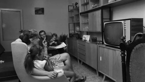 Una familia ve la televisión a finales de los años 50.