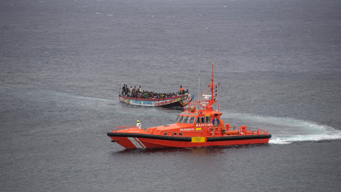AFP__20240827__36EV9Y9__v1__MidRes__SpainEuAfricaGambiaSenegalMauritaniaImmigrationD El buque «Salvamar Adhara», del Servicio de Salvamento Marítimo español, escolta una embarcación con migrantes africanos a bordo en la isla canaria de El Hierro (27/08/2024)