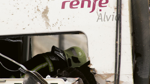 Un miembro de los equipos de rescate, en los vagones del Alvia accidentado en Angrois hace 13 años. Un miembro de los equipos de rescate, en los vagones del Alvia accidentado en Angrois hace 13 años.