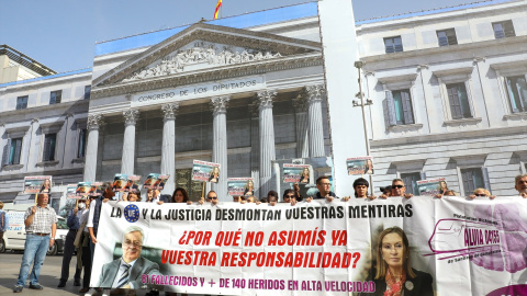 Protesta de las víctimas del Alvia frente al Congreso en octubre de 2022. Protesta de las víctimas del Alvia frente al Congreso en octubre de 2022.