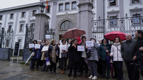 Varias personas protestan el pasado 26 de febrero frente a la Audiencia de A Coruña tras la absolución del exdirector de seguridad. Varias personas protestan el pasado 26 de febrero frente a la Audiencia de A Coruña tras la absolución del exdirector de seguridad.