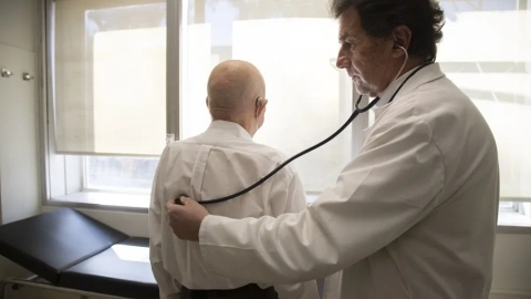 médico en consulta con mayores Una persona mayor en la consulta del médico.