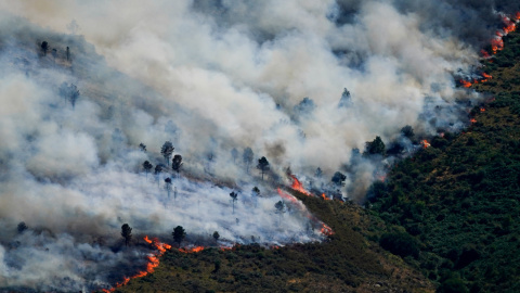Vista de un incendio forestal propagándose por la sierra de Burgohondo, en Ávila, España. Vista de un incendio forestal propagándose por la sierra de Burgohondo, en Ávila, España.