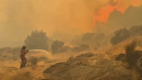Captura de un video facilitado por la UME, de los efectivos que luchan contra el fuego en Navaluenga (Avila) Captura de un video facilitado por la UME, de los efectivos que luchan contra el fuego en Navaluenga (Avila).