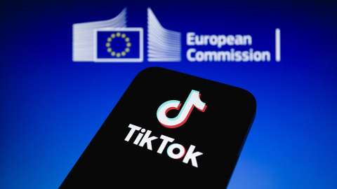 El logo de la Comisión Europea se muestra detrás del logo de TikTok en un smartphone. El logo de la Comisión Europea se muestra detrás del logo de TikTok en un smartphone.