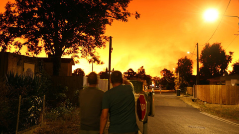 Los vecinos miran el cielo iluminado por un incendio forestal en Le Porge, en el suroeste de Francia, a 23 de julio de 2026. Los vecinos miran el cielo iluminado por un incendio forestal en Le Porge, en el suroeste de Francia, a 23 de julio de 2026.