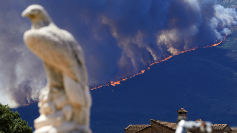 Burgohondo y Navaluenga Imagen de las llamas del incendio forestal activo este viernes entre las localidades abulenses de Burgohondo y Navaluenga.