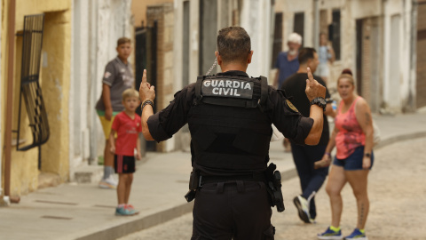 Efectivos de la Guardia Civil informan a los vecinos de la localidad madrileña de Cadalso de los Vídrios, en el Valle del Tiétar, de la evacuación del municipio decretada por el Gobierno. Efectivos de la Guardia Civil informan a los vecinos de la localidad madrileña de Cadalso de los Vídrios, en el Valle del Tiétar, de la evacuación del municipio decretada por el Gobierno.