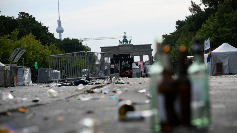 Basura desperdigada en las calles de Berlín frente a la Puerta de Brandeburgo, cerca de donde se produjo el atropello múltiple que costó la vida a una persona y dejó 16 heridos.