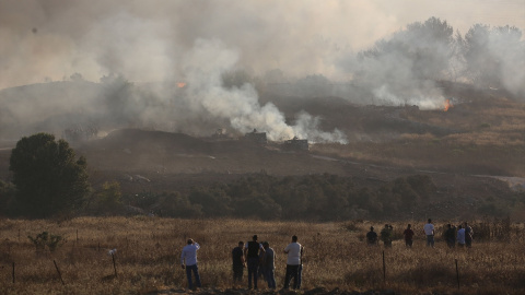 Israelíes quemando territorio agrícola palestino cerca de Nablus. Israelíes quemando territorio agrícola palestino cerca de Nablus.
