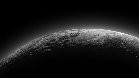Superficie y atmósfera de Plutón tomada por la sonda New Horizons en su aproximación al ‘planeta enano’.