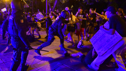 Antidisturbios cargan contra manifestantes en Palma de Mallorca.