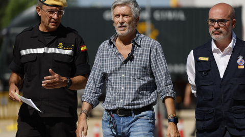 El teniente general de la Unidad Militar de Emergencias, Francisco Javier Marcos (i), el ministro del Interior, Fernando Grande-Marlaska (c) y el delegado del Gobierno en Madrid, Francisco Martín (d), este lunes en Navalcarnero.