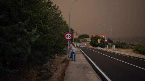 Un vecino pasea por las calles de Almorox durante el incendio de Burgohondo en Toledo. Un vecino pasea por las calles de Almorox durante el incendio de Burgohondo en Toledo.