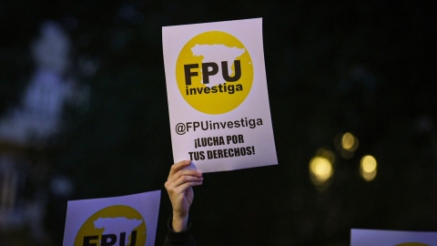 Una persona del sector de la investigación levanta una pancarta durante una concentración para exigir al Ministerio de Ciencia que no modifique la Ley de Ciencia, en el Parterre de Valencia, a 7 de febrero de 2022, en Valencia, Comunidad Valenciana (España).