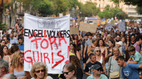 Decenas de personas durante una manifestación contra la saturación turística, a 26 de julio de 2026, en Palma de Mallorca, Islas Baleares (España).
